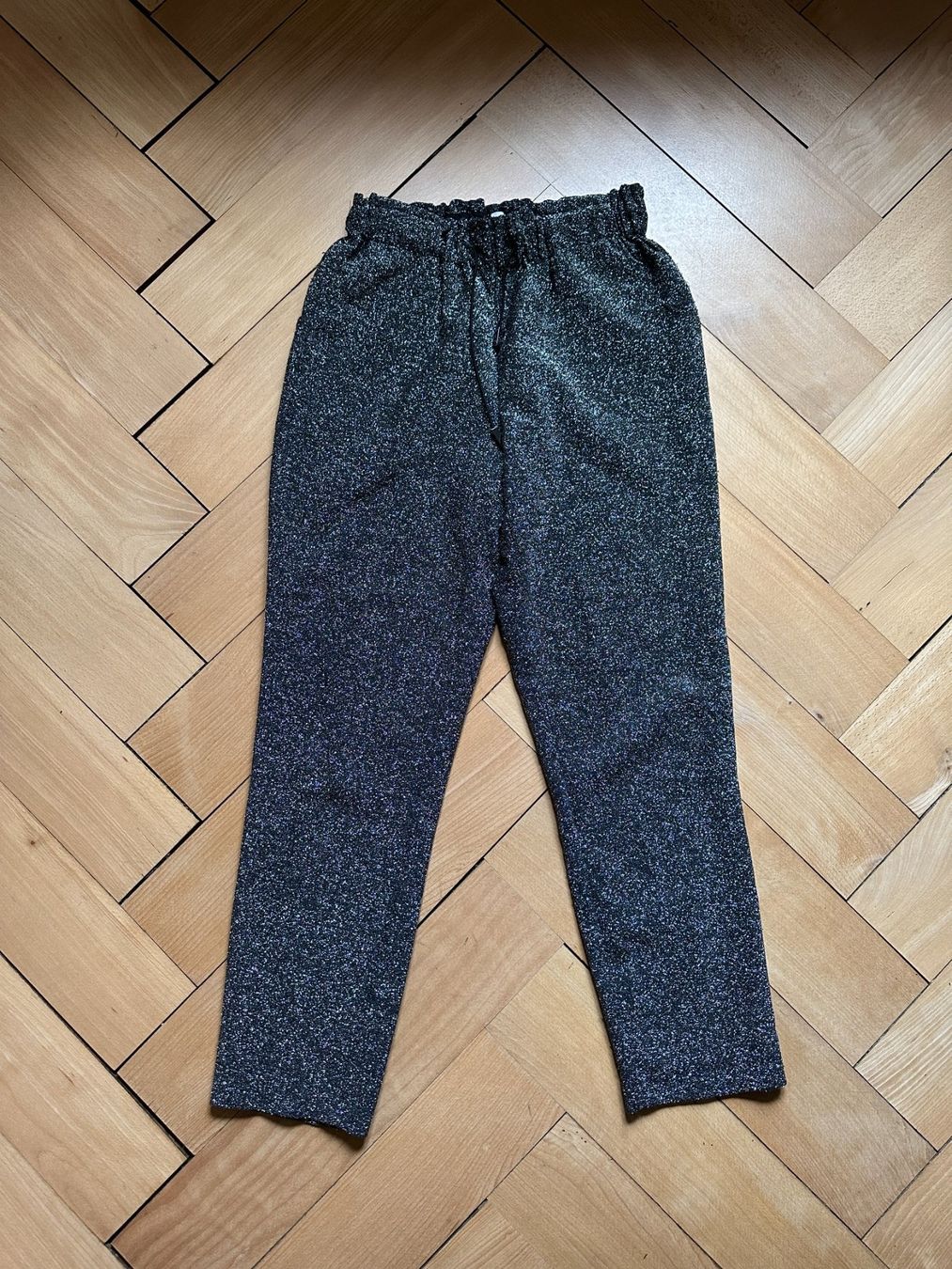 Mango Pantalons: MANGO - Glitzerhose silbern-schwarz XS – D'occasion à Zürich par Diazaio
