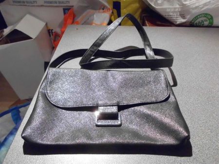 Handtasche schwarz, silbrige Schnalle