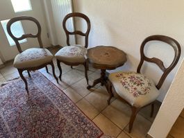 Tischlein mit 4 Stühlen antik