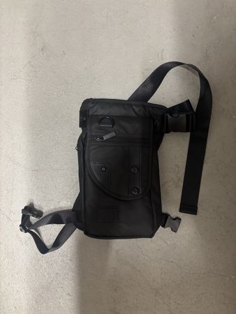 Beintasche schwarz mit verstellbaren Riemen gebraucht