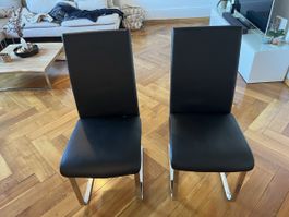 2 Freischwinger Esszimmerstühle schwarz – Kunstleder / Chrom