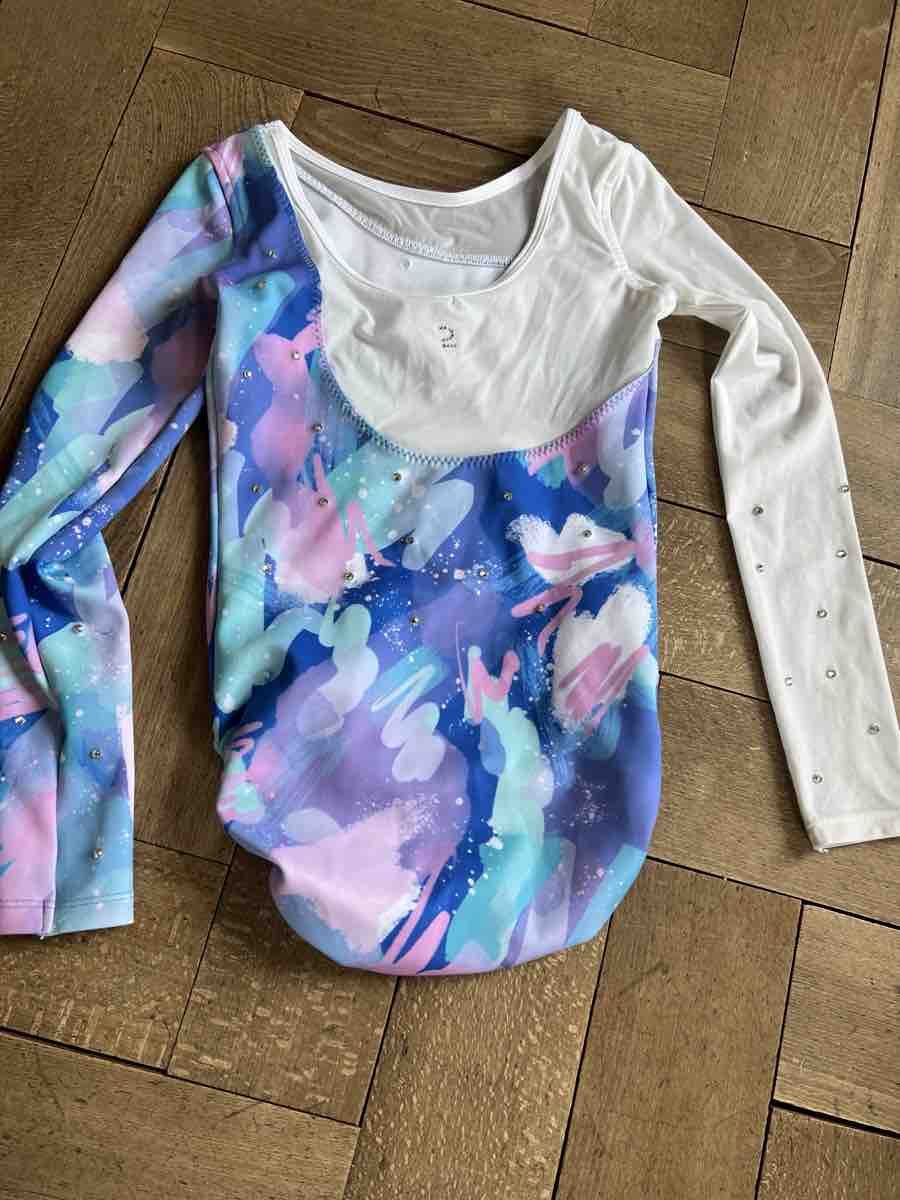Decathlon Scarpe, pantaloni & magliette da ginnastica: Turnanzug mit Strass bunt – Usato da Au ZH venduto da MoMaCo 2