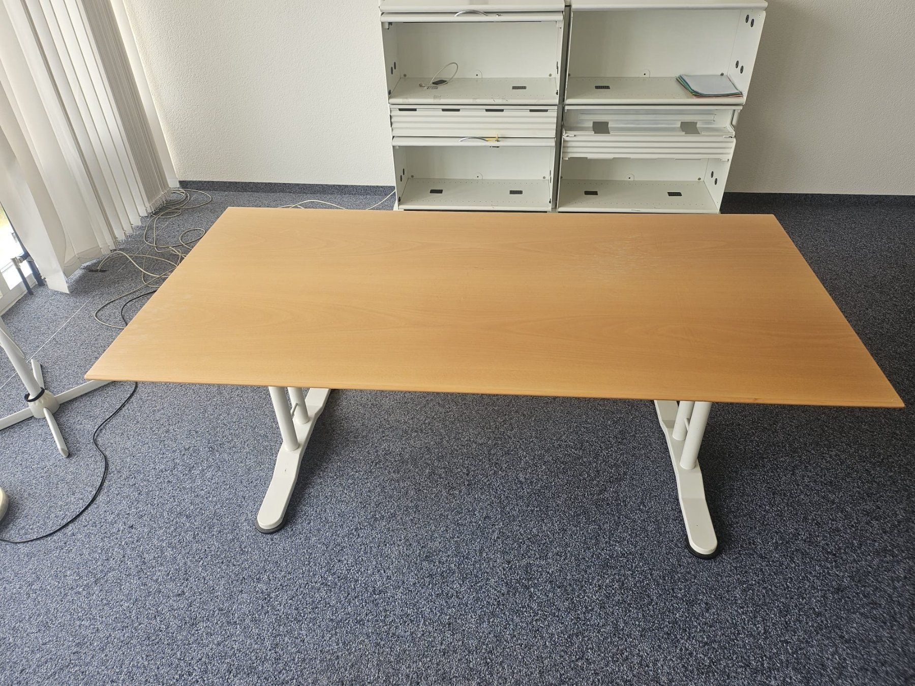 Scrivanie: Kleiner Holz Tisch mit metall Beinen – Usato da Zürich venduto da M-CityB
