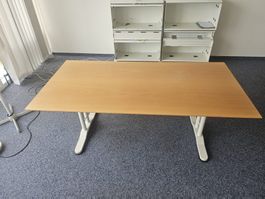 Kleiner Holz Tisch mit metall Beinen