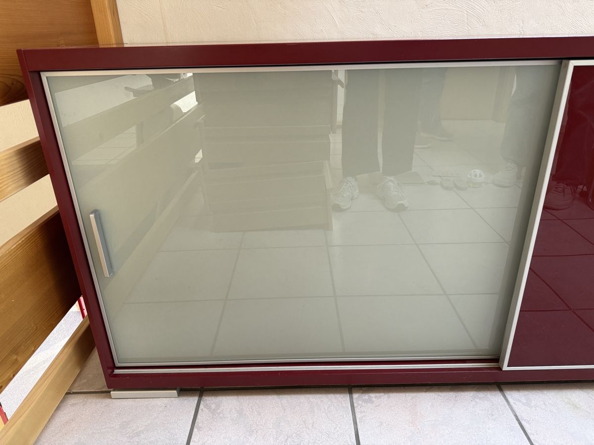Cassettiere: Rotes Sideboard mit Glasschiebetür! – Usato da Olten venduto da flosflomarkt 1