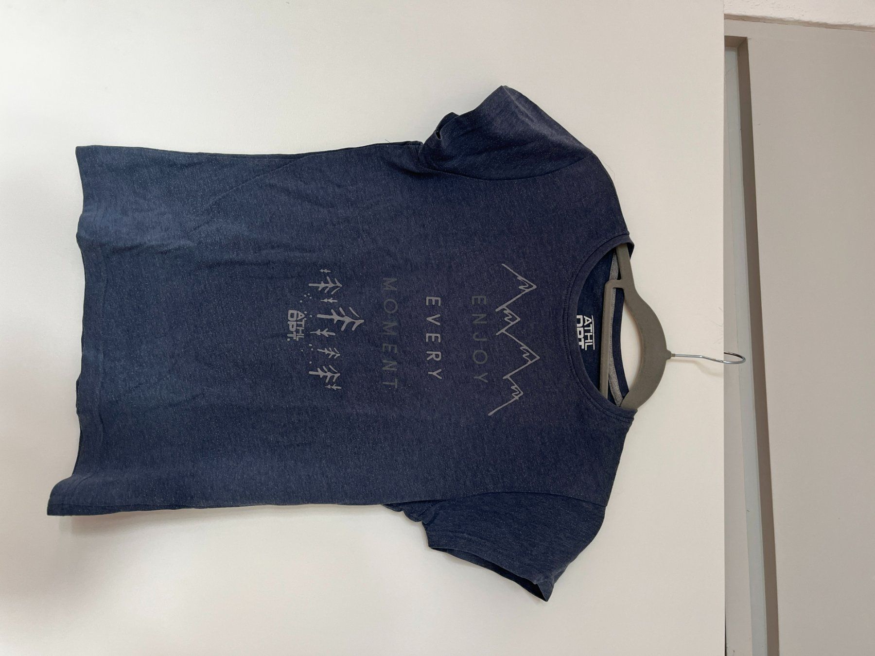 T-Shirts: Dunkelblaues T-Shirt mit Frontprint – Gebraucht aus Seuzach von anina.k