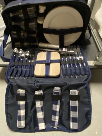 Komplette Picknicktasche für 4 Personen - Sommer bereit!