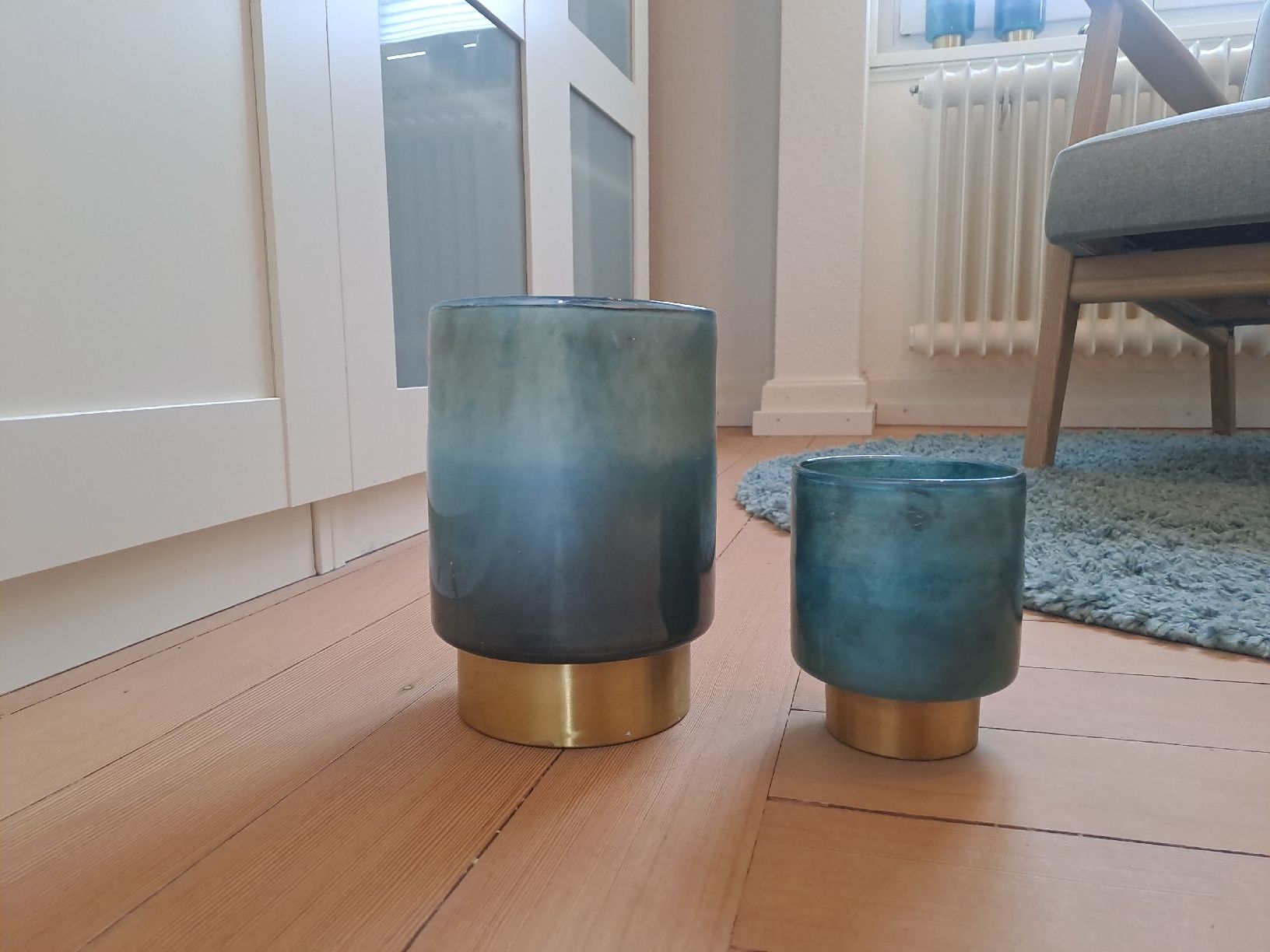 Pfister Tutte le decorazioni: 4er Set Windlichter/Vasen Glas blau-grau mit Goldfuss – Usato da Winterthur venduto da Genni 1