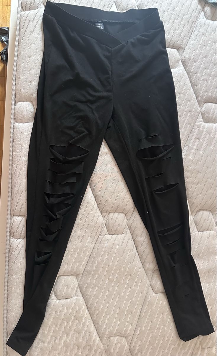Shein Leggings: Legging noir déchiré taille S bon état – Neu (gemäss Beschreibung) aus Onex von ale_5fgb