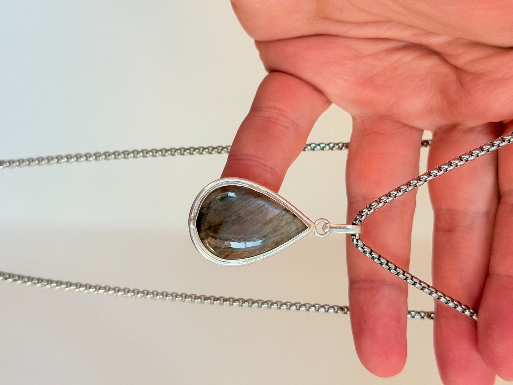 Colliers: Collier vintage avec pendentif en larme ✨ – Neuf avec emballage d'origine à Genève par AGBERG 2