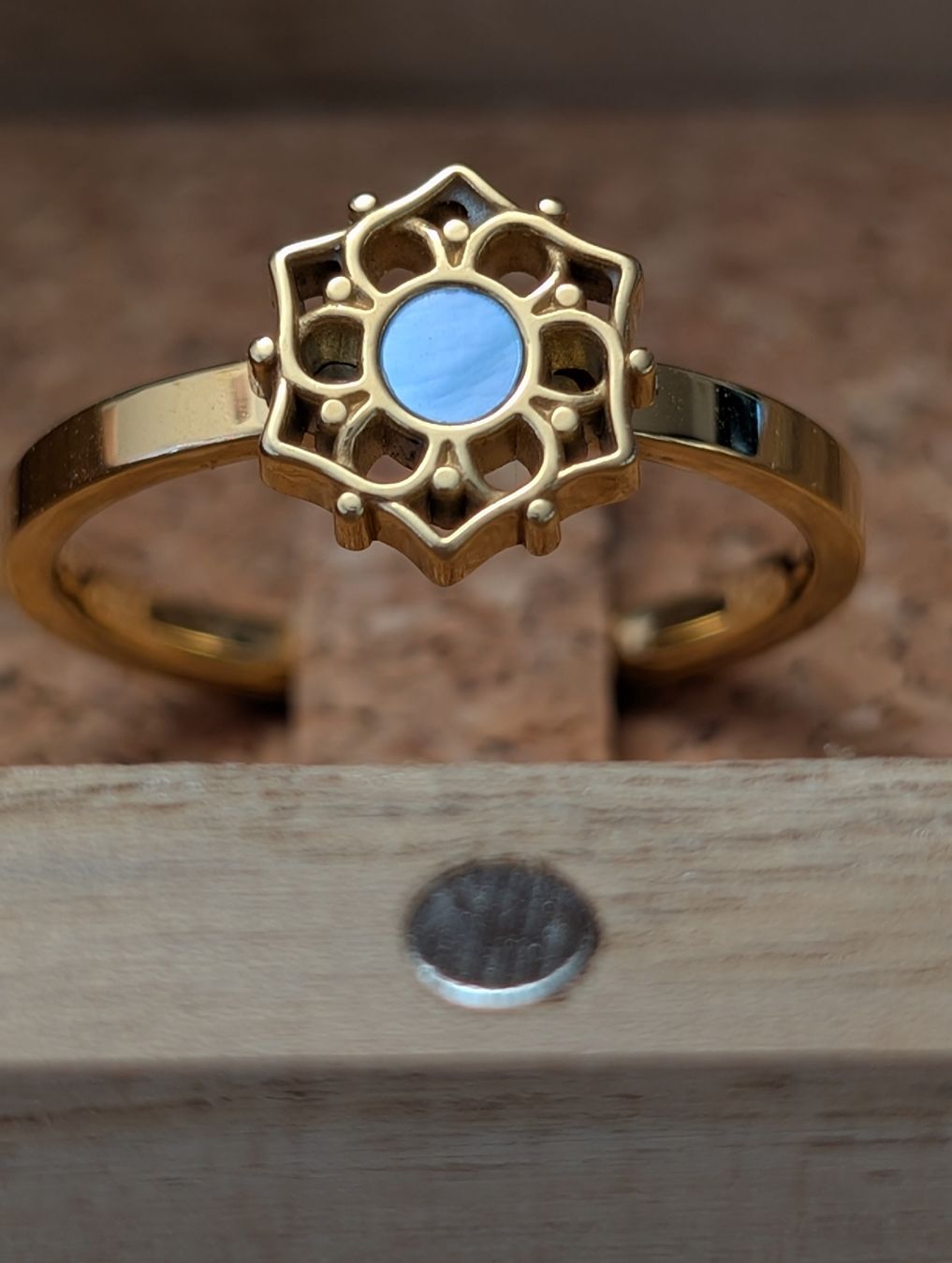 Anelli: Holzkern Ring Blaues Perlmutt & Gold – Nuovo (secondo la descrizione) da Stäfa venduto da IsaBach