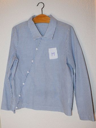 Bluse gestreift mit schräger Knopfleiste Grösse M