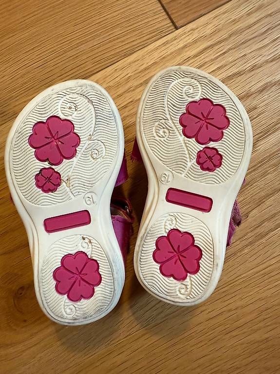 Scarpe per ragazze: Mädchen Sandalen in Grösse 19 – Usato da Rüfenach AG venduto da Trompetra 1