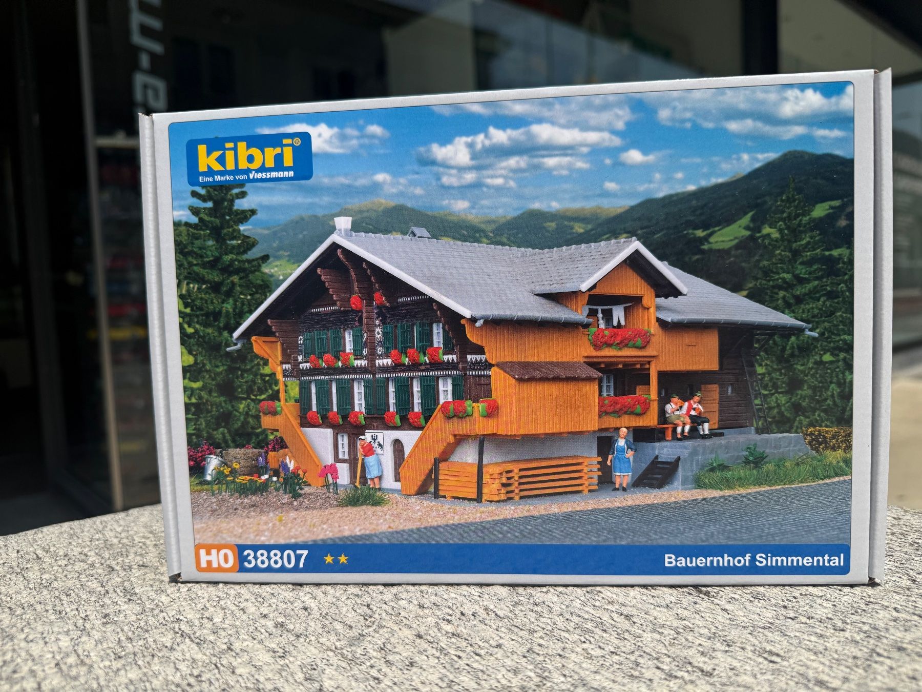 Kibri Modelleisenbahnen: Kibri 38807 H0 Bauernhof Simmental – Neu und originalverpackt aus Chiasso von Carrara-Modellismo