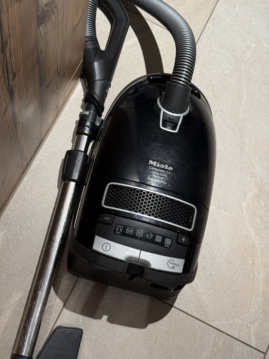 Miele Staubsauger & Zubehör: Miele Staubsauger Complete C3 Black Pearl PowerLine  – Gebraucht aus Strengelbach von schnaeusel