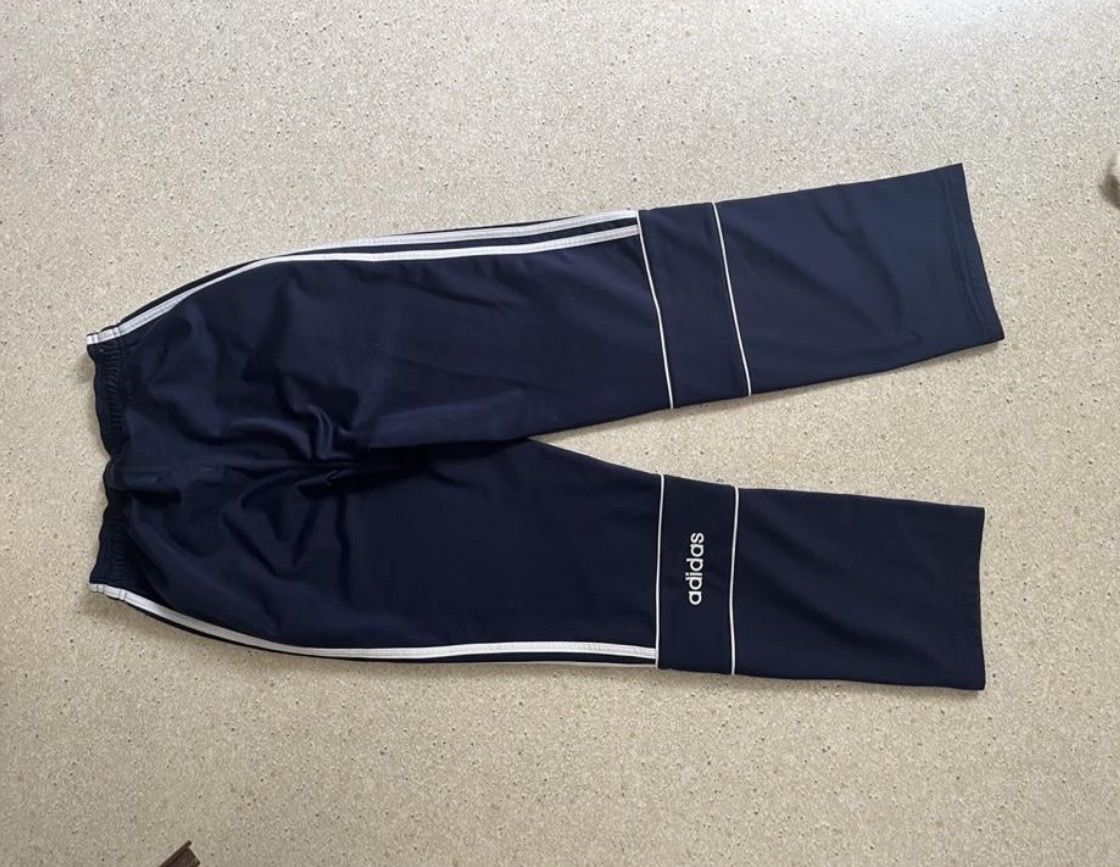 Adidas Pantaloni: Adidas Sporthose dunkelblau – Usato da Vaduz venduto da bestbest 1