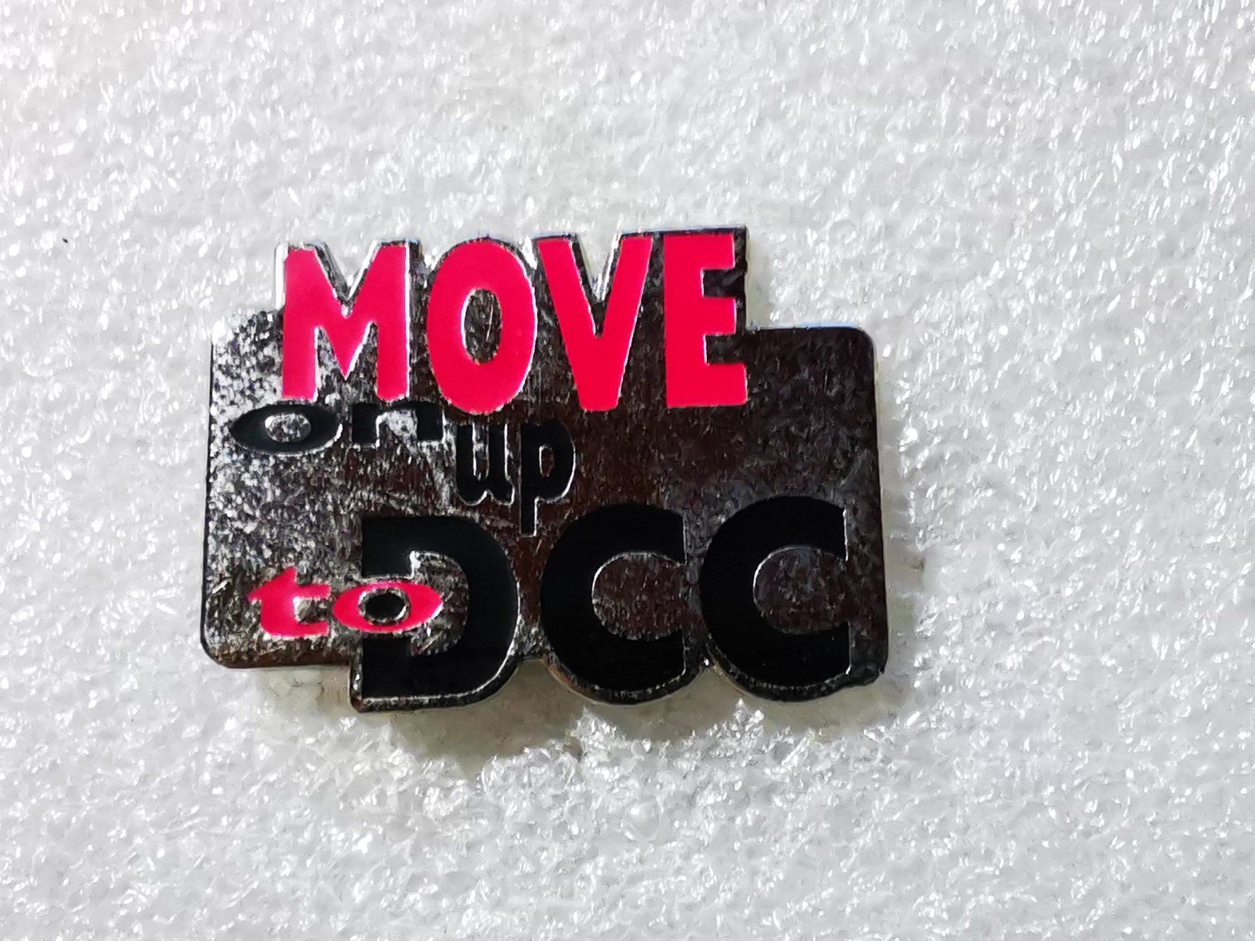 Placchette & Badge: Ansteckpin 35: Move on up to DCC – Usato da Oppligen venduto da Pin-Fall-Shop