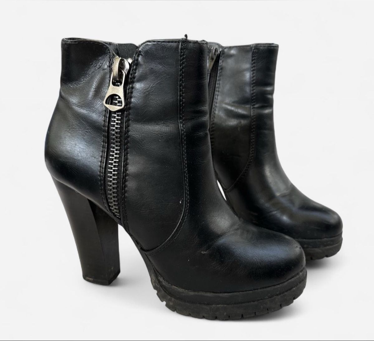 Scarpe da donna: Schwarze Stiefeletten Gr. 36 mit hohem Absatz  – Nuovo (secondo la descrizione) da Wohlen AG venduto da jes_9c79
