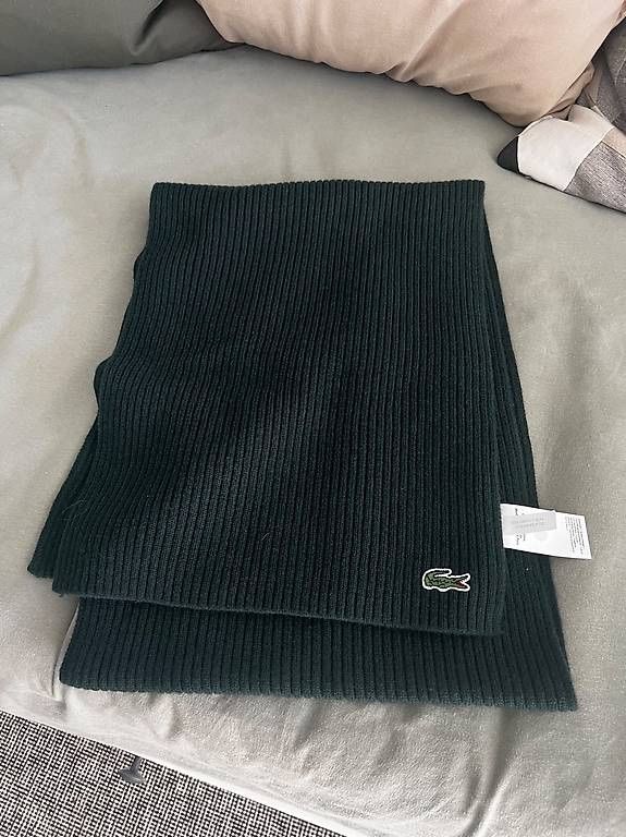 Lacoste Foulard & Sciarpe: Dunkelgrüner Schal von Lacoste – Usato da Oberwil-Lieli venduto da Jo-Ke 1
