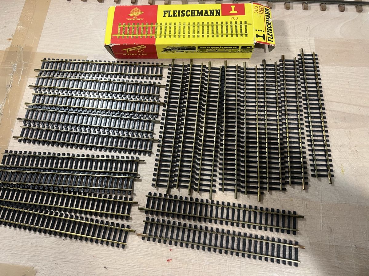 Fleischmann Modellini di ferrovie: Fleischmann Schienen – Usato da Dübendorf venduto da Troggy
