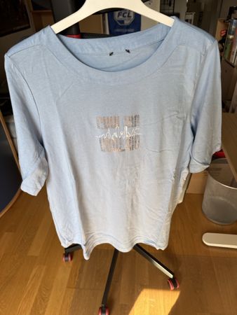 Damen T-Shirt hellblau mit Skyline-Print Grösse M