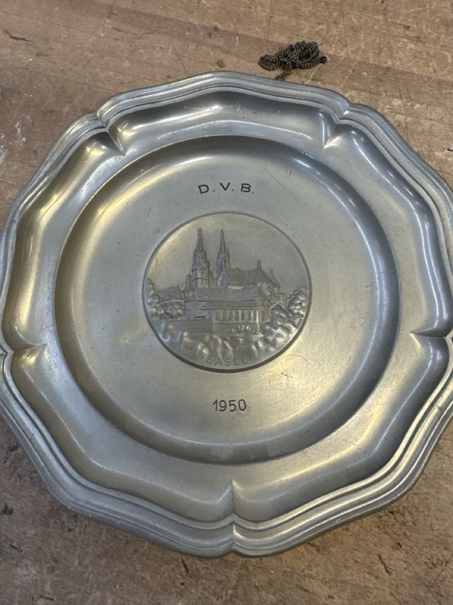 Piatti: Zinn Teller Basel 1950, D.V.B., Durchmesser ca. 20cm. – Usato da Frümsen venduto da Katzen0