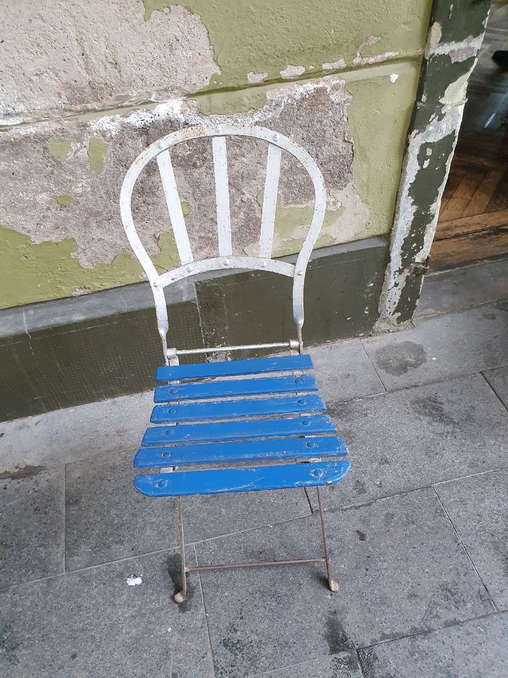 Sedie: antiker Klappstuhl für den Garten oder Balkon – Usato da Luzern venduto da steuereinheit