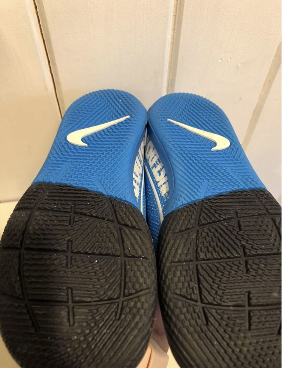 Nike Scarpe per ragazzi: Nike Hallenschuhe Gr.28,5 – Usato da Obfelden venduto da JackyRot 3