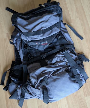 Sac à dos de marche/montagne gris/noir, bon état