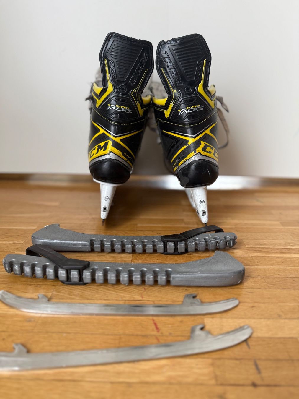 Ccm Pattini da ghiaccio: CCM Eishockey Schlittschuh Junior – Usato da Zug venduto da marcosonlineshop 4