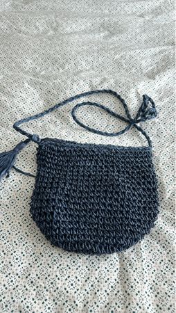 Sommerliche Basthandtasche dunkelblau geflochten