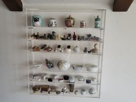 Acryl-Wandvitrine: flexible Einteilung, einfache Montage