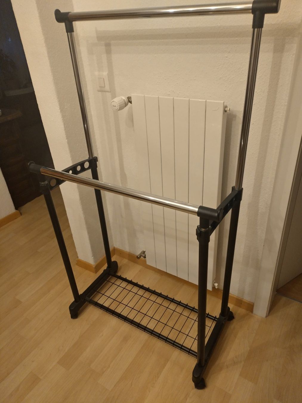 Garderobe: Garderobe und Kleiderstangen auf rollen – Gebraucht aus Hausen am Albis von Adiwettstein 1