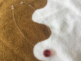 Collier de créateur médaillon en plexi rouge et brillant