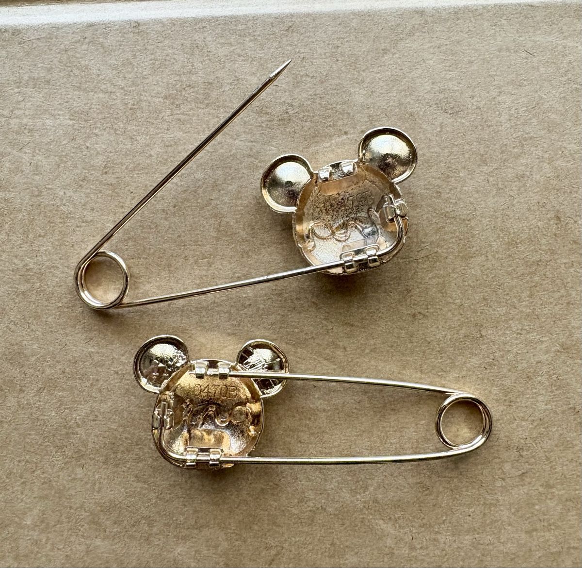 Spille & Fermagli: 2x Mickey Maus Broschen Anstecker  – Nuovo (secondo la descrizione) da Gamsen venduto da Jessi_Booh 1