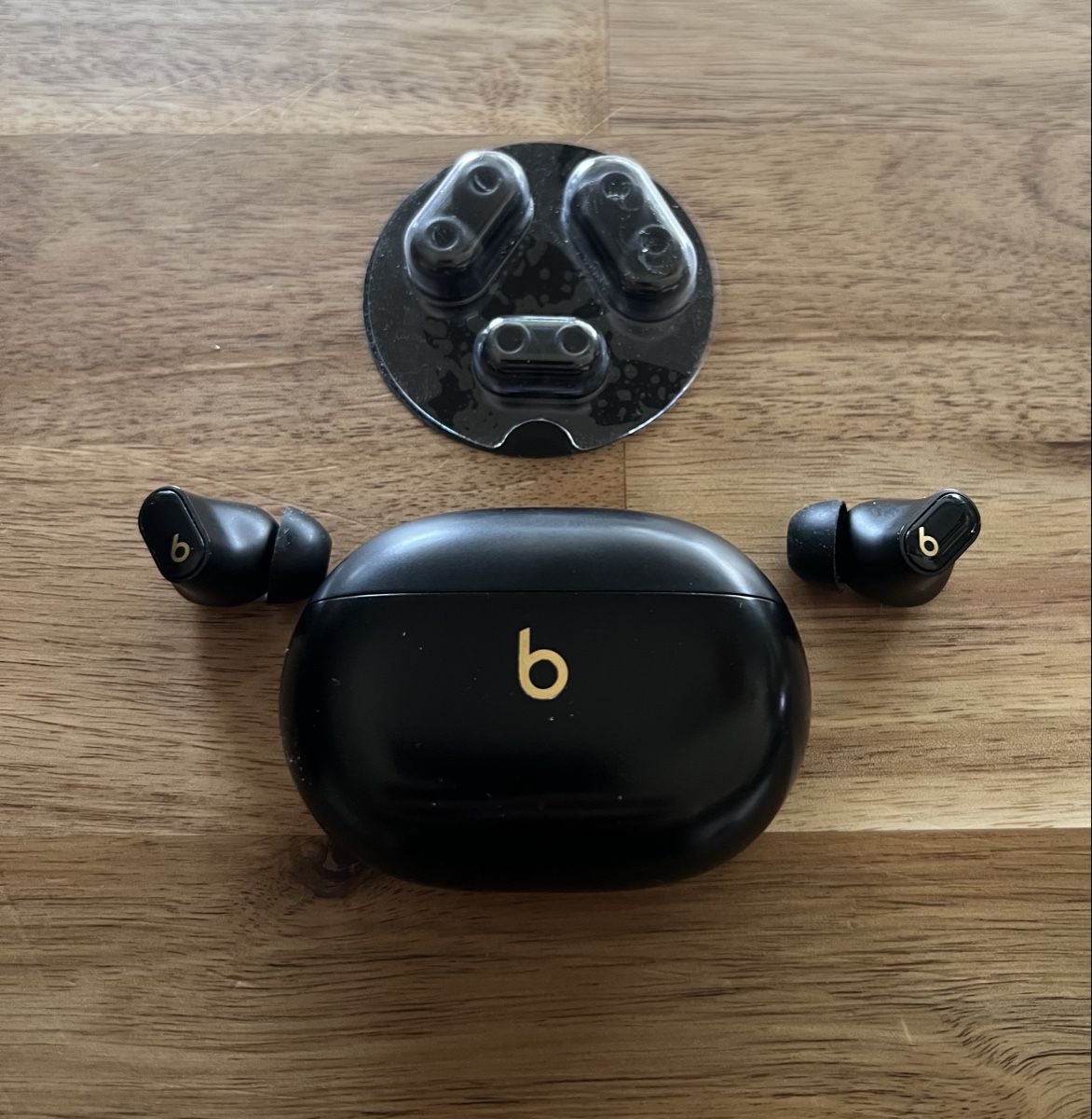 Beats Kopfhörer: Beats Studio Buds+ – Schwarz/Gold – A2871 – Gebraucht aus Oensingen von MirrorWoodAndMore 2