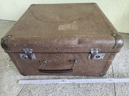 Valise vintage marron, idéale pour décor rétro!