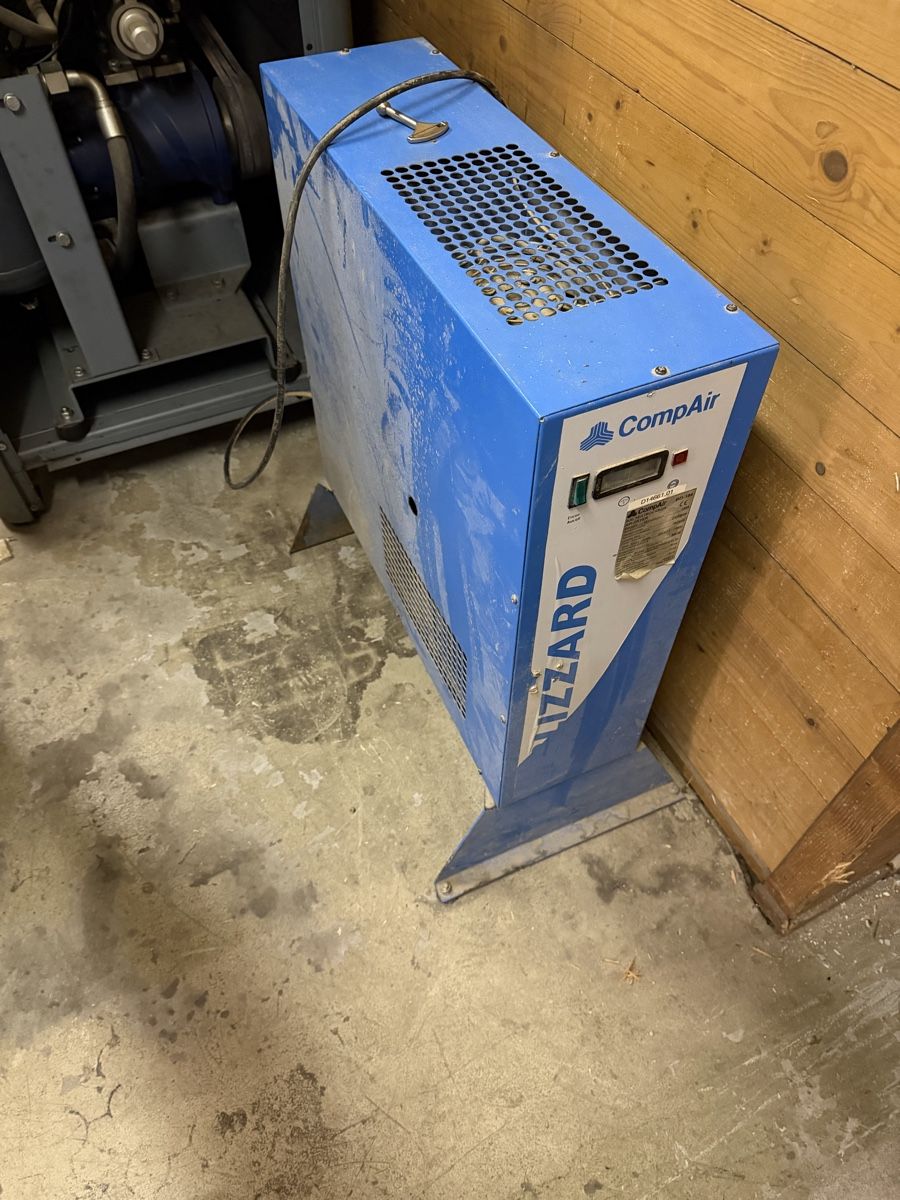 Compressori: Schraubenkompressor mit Druckluftbehälter – Usato da Büsserach venduto da Sito1979 1