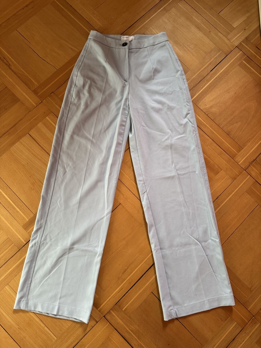 Bershka Pantaloni: Bershka Stoffhose, hellblau, Gr. 36 – Usato da Wittenbach venduto da Apicel