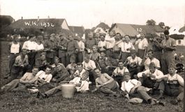 Gruppe Soldaten beim Mittagessen, WK 1932 (St. Gallen)