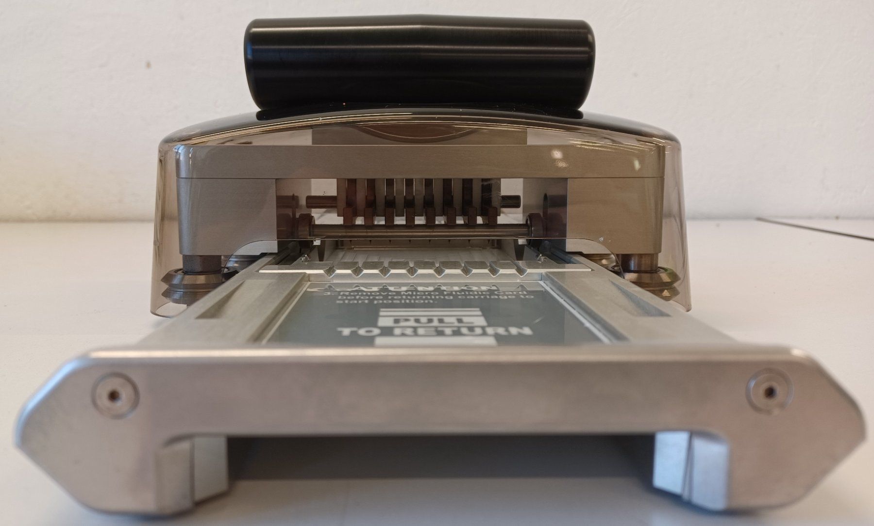Accessori da laboratorio: Life Technologies Array Card Staker/Sealer – Usato da Niederdorf venduto da LeptonAG_Labor 4