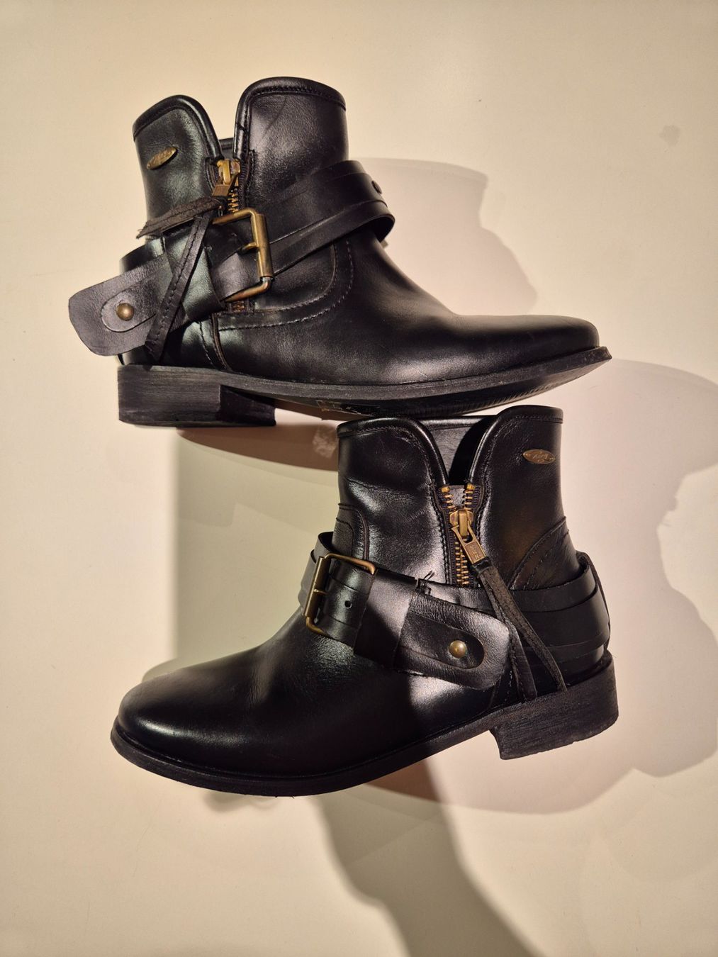 Roxy Scarpe da donna: Botte Roxy très bonne état – Usato da Valeyres-sous-Montagny venduto da Romy. 1