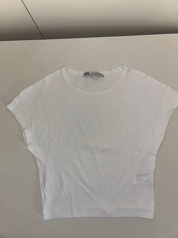 Tops: ZARA Weisses Top Eng Figurbetont Gr. M – Gebraucht aus winterthur von HappyFindsCH