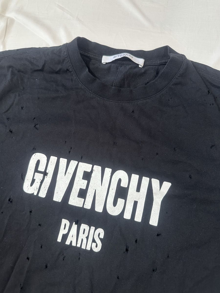Givenchy T-shirt: Givenchy Paris T-shirt  – Usato da Pfäffikon ZH venduto da Nataliia. 1