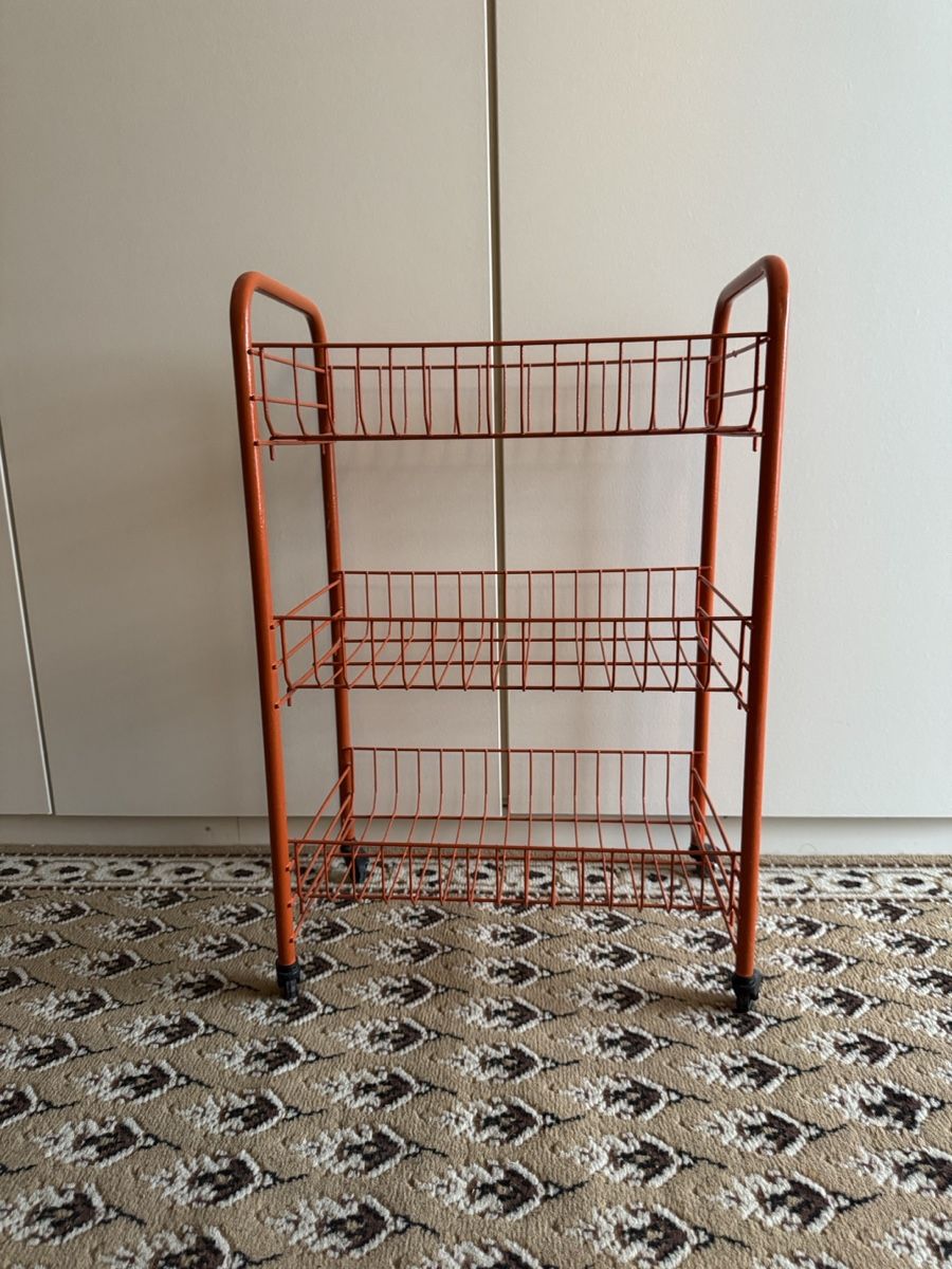 Banconi: Rolling 3-Tier Wire Shelf Unit Orange – Usato da Thalwil venduto da Maricortin