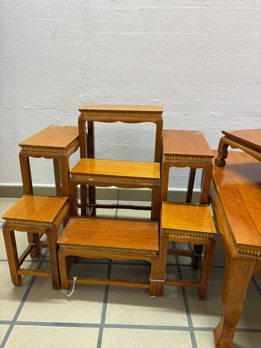 Set di tavolo e panche: Thailändischer Buddha Altar (Hausaltar) – Usato da Winterthur venduto da livianina