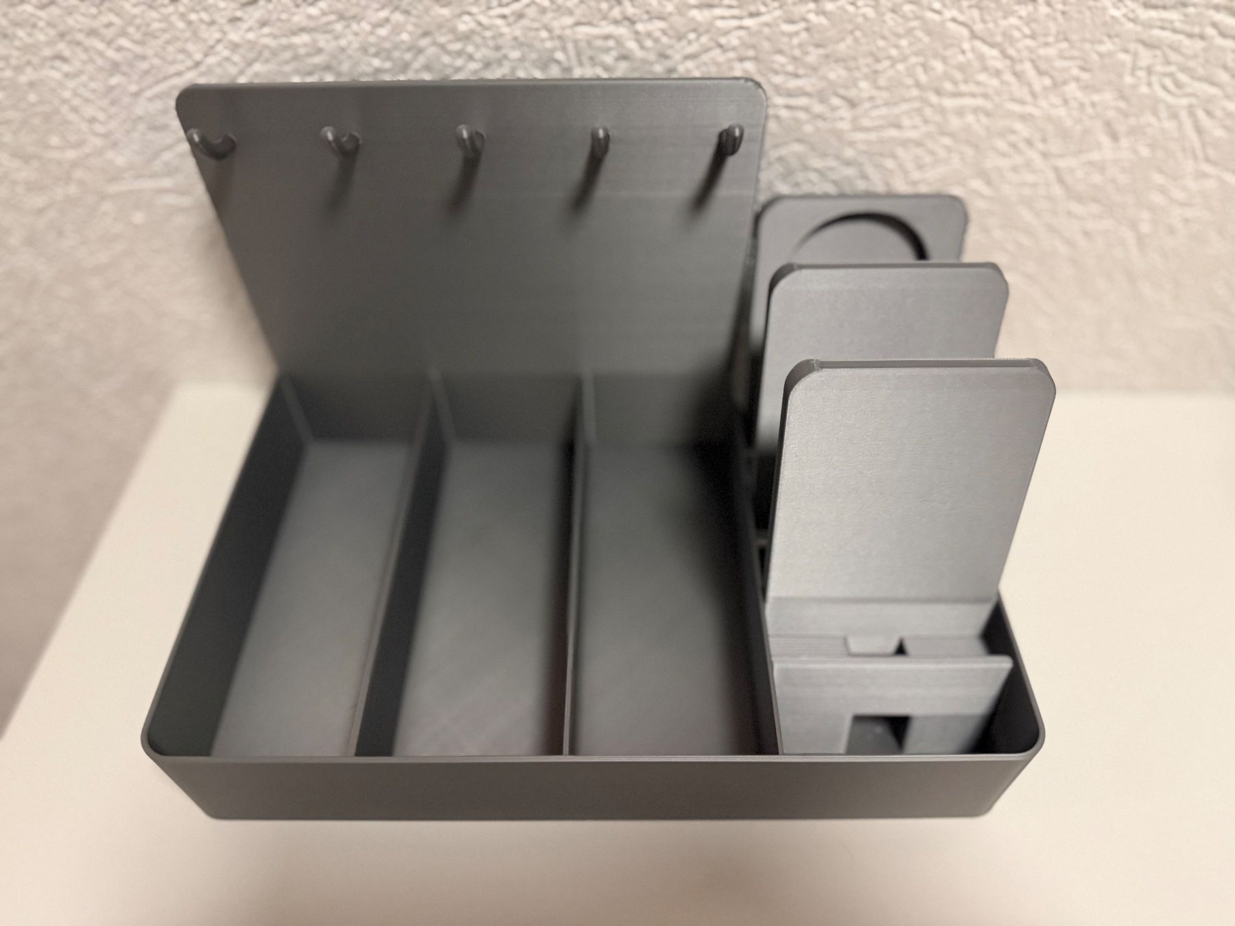 Sistemi di archiviazione: Support de bureau 3D pour clés et téléphone, gris – Nuovo (secondo la descrizione) da Ollon VD venduto da reefguard