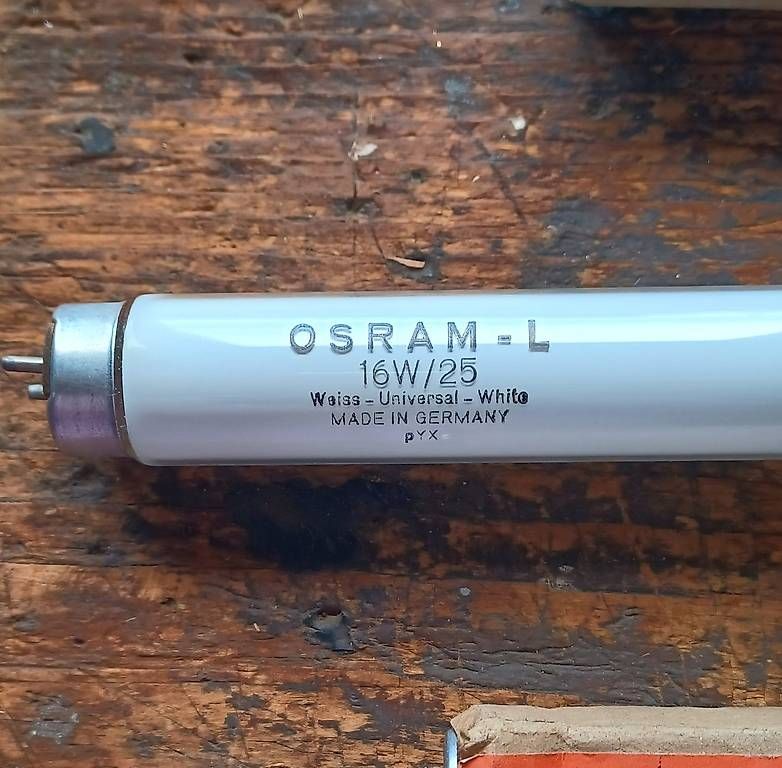 Lampade: 2 néons L25 / 16W – Usato da Bretigny-Morrens venduto da LaureLM