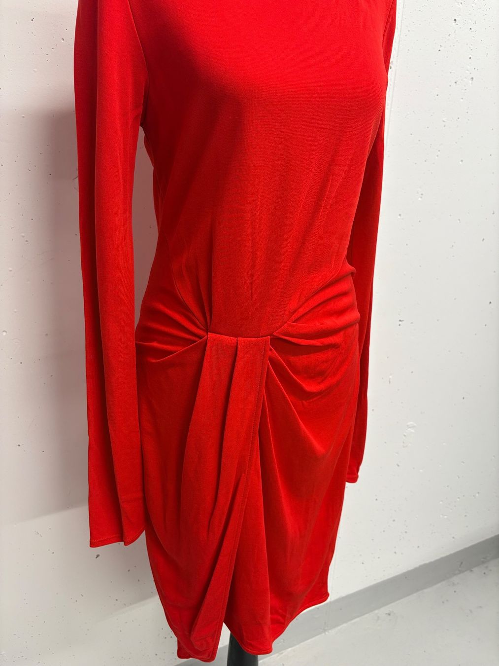 Vestiti: Halston Heritage Rotes Kleid mit Wickeloptik Gr. 34 – Nuovo (secondo la descrizione) da Regensdorf venduto da secondchancefashion 1
