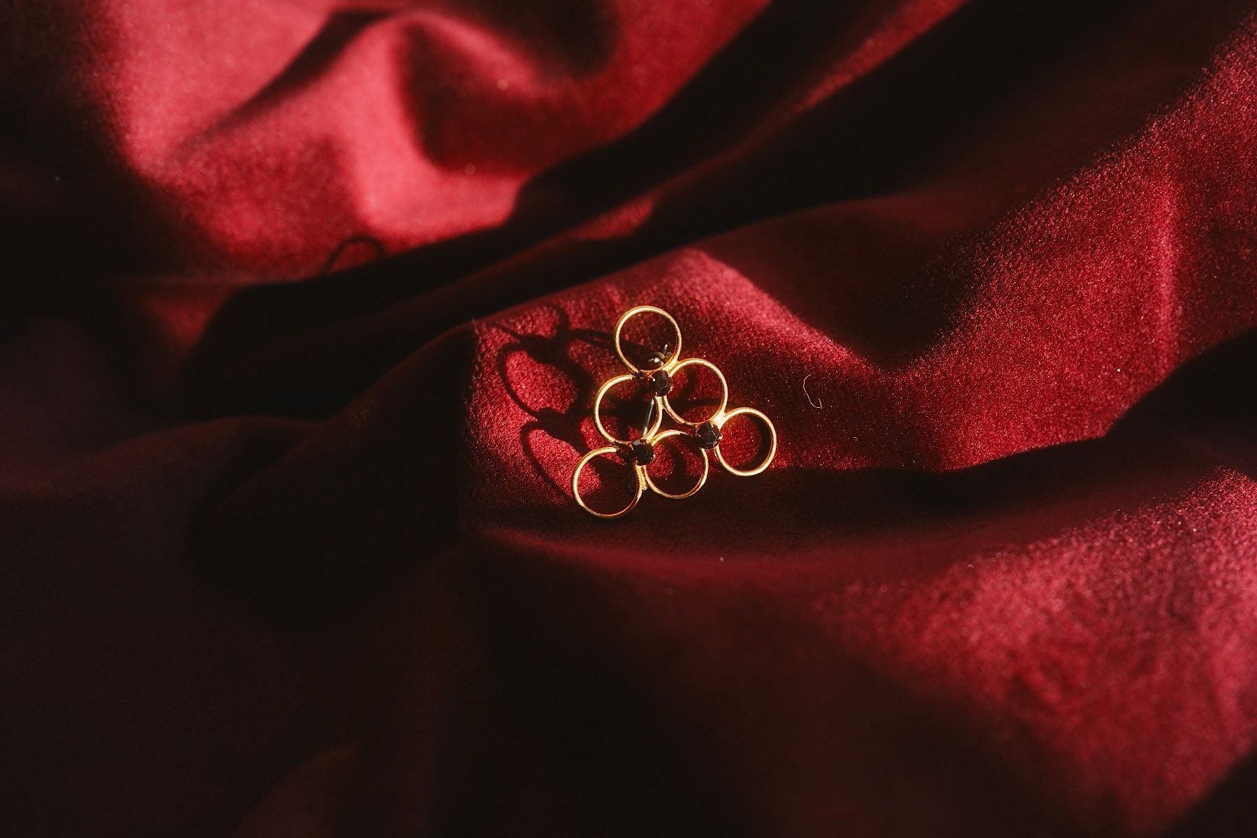 Broches & Aiguilles: Abstrakte Vintage-Brosche mit Ringmotiv – D'occasion à Volketswil par HeredisAntiques